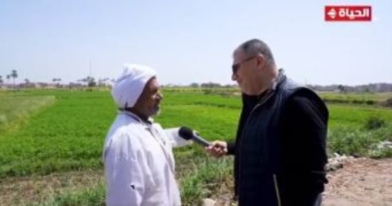 عمرو الليثي يهدي فلاحا 3 آلاف جنيه دعما من برنامج "واحد من الناس"
