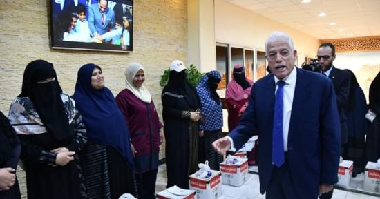 محافظ جنوب سيناء يهدى عمال نظافة وعمالة مؤقتة مواد غذائية بمناسبة العيد