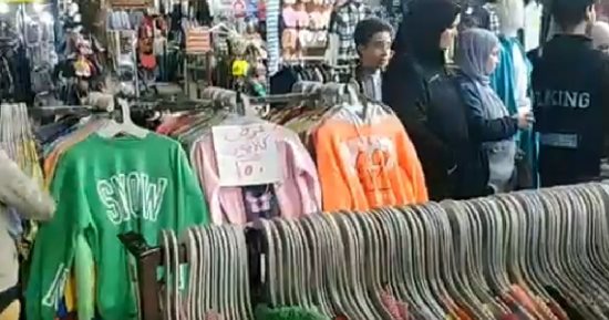 أجواء رمضانية مبهجة بمطروح.. إقبال المواطنين على شراء ملابس العيد (فيديو)