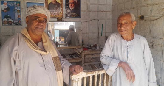 ورث كرسى حلاقة عمره 120 عاما.. قصة العم على "80 سنة داخل محل صغير بقنا"