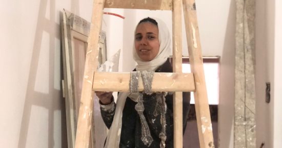 ملكة النقاشة.. هدى وجدى أم لـ3 أطفال تقتحم مهن الرجال وكتفها بكتف زوجها.. وتؤكد: أحب الرسم والديكور من طفولتى.. اشتغلت من 4 سنين ولدى "صنايعية".. والعملاء منبهرين بشغلى.. زوجها: جدعة وسند وسعيد بنجاحها