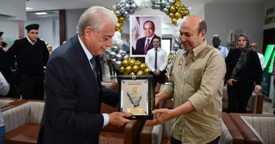 محافظ جنوب سيناء يكرم مصمم مبنى مجلس مدينة شرم الشيخ