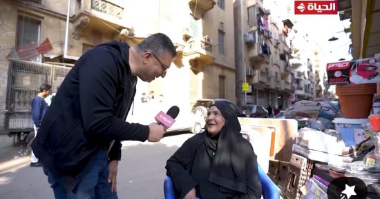 عمرو الليثى يهدى سيدة مبلغا ماليا بـ"واحد من الناس" 