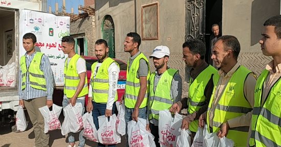 توزيع 2 طن لحوم على الأسر الأولى للرعاية من التحالف الوطنى بسوهاج.. فيديو