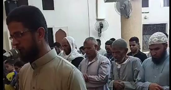 كأنه هو.. إمام بمسجد قرية ريدة بالمنيا يصلى التراويح بصوت السديس.. فيديو
