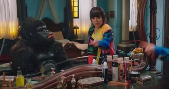 مسلسل الكبير أوى الحلقة 23.. مربوحة تحلم بالغوريلا تضع ميك آب وتتحدث 