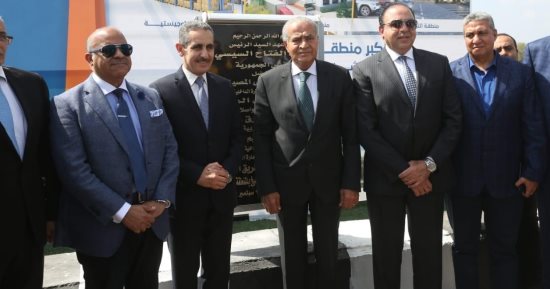 تنصيب الرئيس السيسى.. إنشاء مناطق تجارية فى 14 محافظة باستثمارات 60 مليار جنيه توفر500 ألف فرصة عمل.. مستودعات استراتيجية لزيادة مخزون السلع.. تأسيس البورصة السلعية لتقليل حلقات التداول والسيطرة على الأسعار