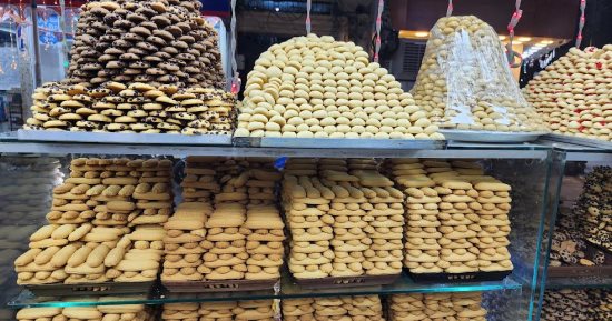 كحك وبيتى فور وغريبة.. أرخص مخبوزات العيد فى أسواق الأقصر.. فيديو