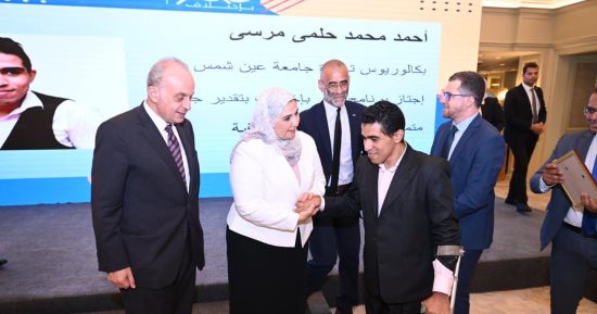 تنصيب الرئيس السيسى.. صرف دعم نقدي للأسر الأولى بالرعاية وكبار السن بقيمة 41 مليار جنيه سنويا.. و5 مليارات جنيه لذوي الإعاقة.. ومشروعات لتمكين السيدات المعيلات وفرص عمل لأبناء أسر تكافل وكرامة