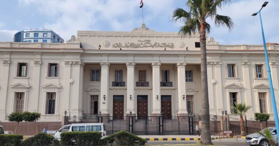 المؤبد لرئيسة قسم تمريض والسجن لـ 2 آخرين استولوا على أموال تطعيم بشركة بالإسكندرية