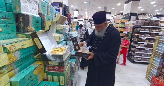 "ميثاق المحبة والمودة.. وعادة كل سنة".. راعى كنيسة الأقباط الكاثوليك فى الغردقة يشترى كعك العيد لتوزيعه على الأسر الأكثر احتياجا.. القمص يؤانس أديب: بنعلق الفانوس والزينة وبنفرحهم ونفرح معاهم.. صور
