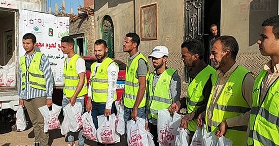 التحالف الوطنى.. مبادرة أبواب الخير تستهدف 5 ملايين مواطن.. وجمعية الأورمان توزع 8000 كرتونة مواد غذائية داخل 90 قرية بالمجان.. وتسليم 25 طن لحوم لـ12500 أسرة بمحافظة سوهاج.. فيديو وصور
