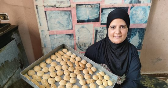 يا كحك العيد يا بسكويت.. صفاء بالسنطة فى الغربية تخبز الكحك الفلاحى.. بدأت المشروع من منزلها منذ 5 سنوات.. ويُقبل عليها سيدات القرية طوال شهر رمضان لصناعة مستلزمات المناسبات السعيدة من المعجنات.. صور