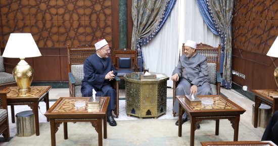 مفتى الجمهورية يهنئ فضيلة الإمام الأكبر بمناسبة قرب حلول عيد الفطر المبارك