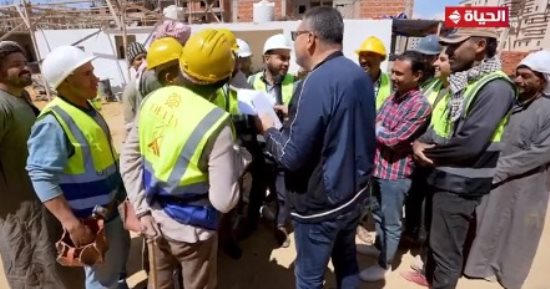 "واحد من الناس" يهدى عمال مشروع إسكان بحدائق العاصمة 10 آلاف جنيه
