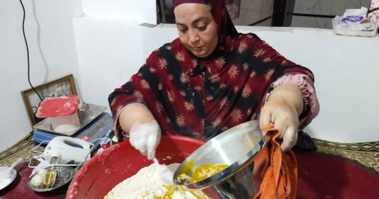 اسأل فلاحة ولا تسأل شيف.. "أم ياسمين" 30 سنة بتصنع كحك وبسكويت العيد.. فيديو