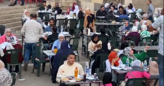 الفطار مع الونس.. شاهد تجمع الأهالى على مائدة الإفطار فى باب الفتوح