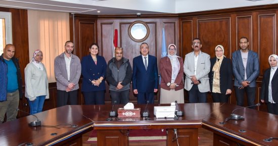 محافظ الإسكندرية يكرم عددا من العاملين المتميزين بالمراكز التكنولوجية 