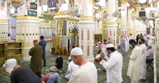 "من القلب إلى حبيب الرب".. حجاجنا فى الروضة الشريفة يسلمون على النبى