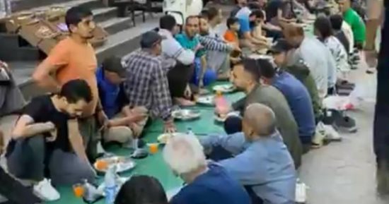 منطقة الموسكي تدخل سباق الخير في شهر رمضان بأكبر مائدة بطول شارع الجامع الأحمر