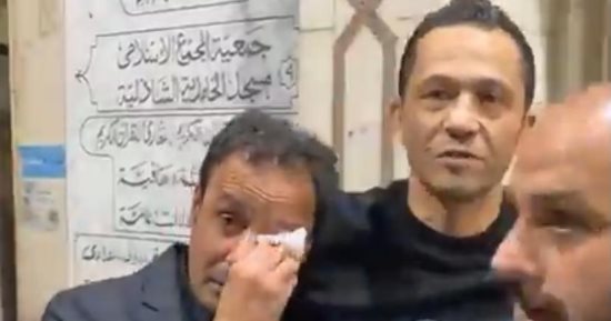 طارق السيد ينهار بالبكاء في حضن عبد الحليم علي