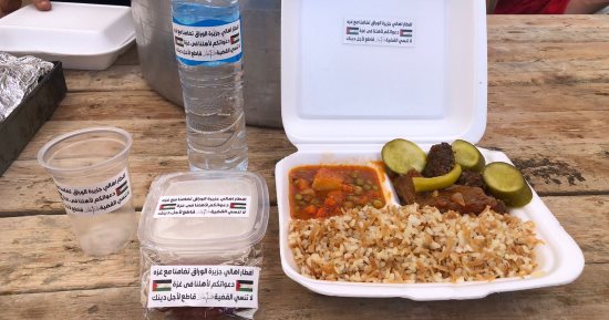 5000 وجبة جاهزة.. أهالى جزيرة الوراق عاملين أكبر مائدة إفطار بالجيزة.. صور وفيديو