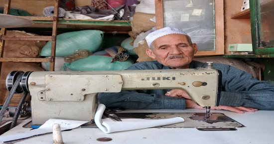 حكاية عم سيد الكوشى خلال 70 سنة في "التنجيد البلدي" بالشرقية.. فيديو