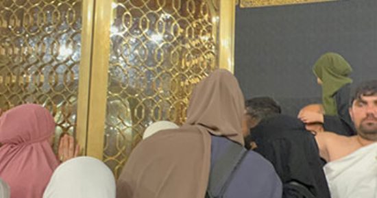 مقام إبراهيم.. وقف عليه الخليل لبناء الكعبة فغاصت قدماه فيه تخليدا للمناسبة.. صور
