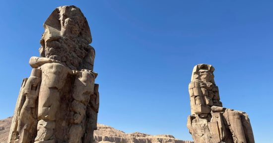 "تمثالا ممنون".. آخر القطع النادرة لمعبد الملك أمنحتب الثالث.. صور