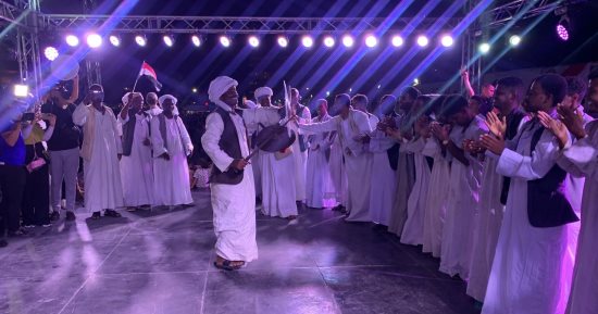 "الهوسيت" رقصة تعبر عن البهجة والفرح فى حلايب وشلاتين.. يمارسها أبناء قبائل البشارية والعبابدة.. يرفع خلالها السيف والدرع ويستقبل بها أبناء المنطقة زوارهم كنوع من الترحيب.. ويبدأ بها وينتهى أى حفل زفاف.. صور
