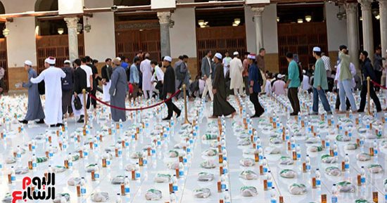 أكبر مائدة إفطار جماعى بالأزهر للمصلين والوافدين من كل الجنسيات