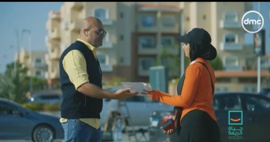 بكت من الفرحة.. "حياة كريمة" يكافئ يتيمة تبيع العصير لرعاية أخيها.. فيديو