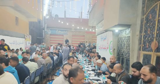 5 آلاف شخص على أطول مائدة إفطار جماعى بقرية مجريا في المنوفية.. فيديو