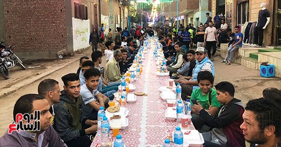 الآلاف على أكبر مائدة إفطار جماعية في جزيرة الوراق بالجيزة.. فيديو وصور