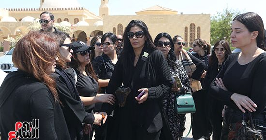 الفن – وصول جثمان والدة الفنانة التونسية ساندى على للمجمع الإسلامي – البوكس نيوز