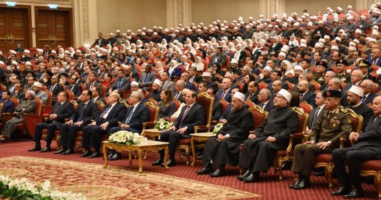 الرئيس السيسى يشاهد فيلما تسجيليا عن جهود الدولة فى بناء وتطوير المساجد