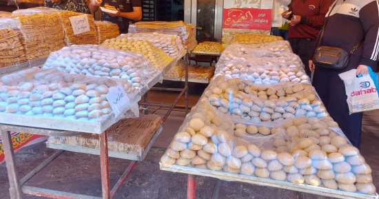 إقبال على شراء كحك العيد فى الإسكندرية والأسعار تبدأ من 100 جنيه.. فيديو