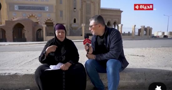 "واحد من الناس" يجبر بخاطر مسنة ويهديها 5 آلاف جنيه