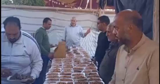 كفتة ولحمة وكل ما تشتهى الأنفس.. أكبر مائدة بكفر الشيخ لإفطار 1500 شخص