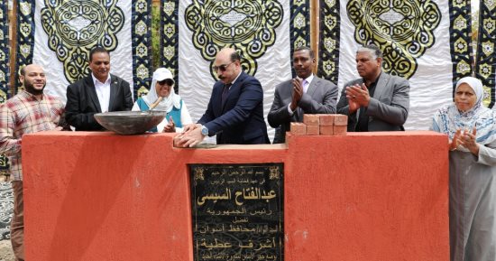محافظ أسوان يضع حجر الأساس لإنشاء مجمع مدارس الأحمدية.. صور