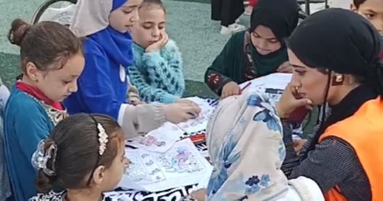 100 طفل يرسمون لوحة فنية ضخمة فى قافلة السعادة قبل الفطار بالدقهلية.. فيديو
