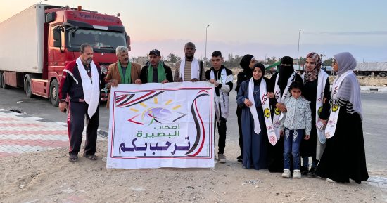 فاقدو البصر يوزعون وجبات إفطار على سائقى شاحنات المساعدات لغزة