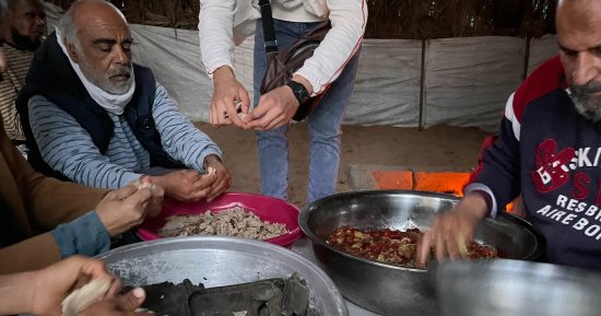 خبز فى الرمل.. "اللصيمة" وجبة الإفطار التراثية فى رمضان بشمال سيناء.. فيديو