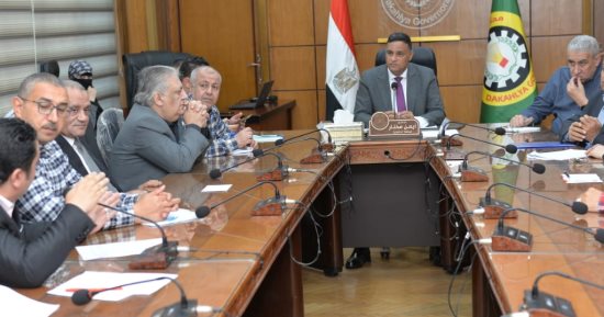 محافظ الدقهلية يناقش توفير الخدمات للمواطنين خلال أيام عيد الفطر المبارك