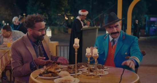 مسلسل الكبير أوى 8 الحلقة  29.. الكبير وسفير أميجوس يشاهدان الفقرات الترفيهية
