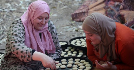 "يا كحك العيد يا احنا يا بسكويت يا احنا".. رحلة حلويات العيد فى الفرن البلدى