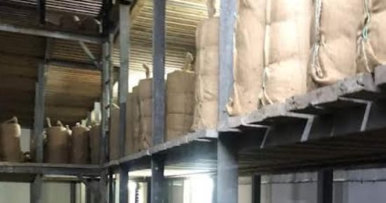 إعدام مواد غذائية مجهولة المصدر وكعك وبسكويت لعدم مطابقتها للمواصفات بدمياط