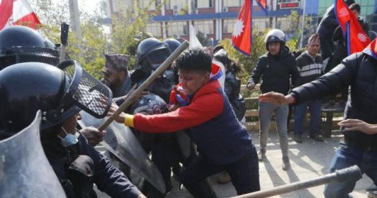 اشتباكات بين شرطة نيبال ومتظاهرين يطالبون باستعادة النظام الملكى فى البلاد