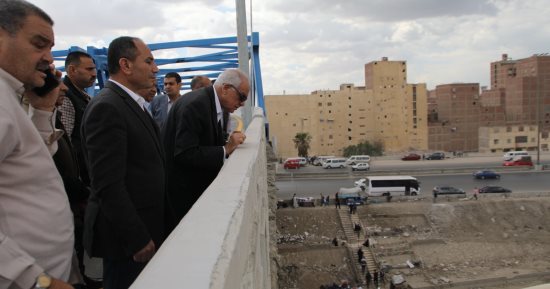 محافظ الجيزة يجازى عددا من مشرفى النظافة المقصرين بالهرم والمنيرة وكرداسة