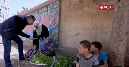 برنامج واحد من الناس يجبر بخاطر "أم ياسر" بائعة الخضرة ويهديها مبلغا ماليا